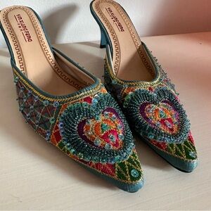 Yin xiang fen blue embroidered shoes